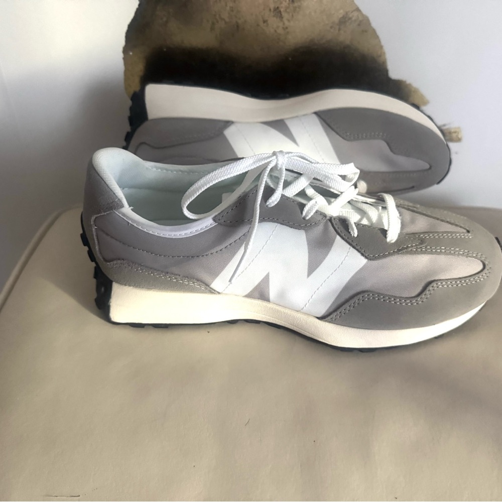 New Balance 327
Women's/Shoes/Casual Sneakers
